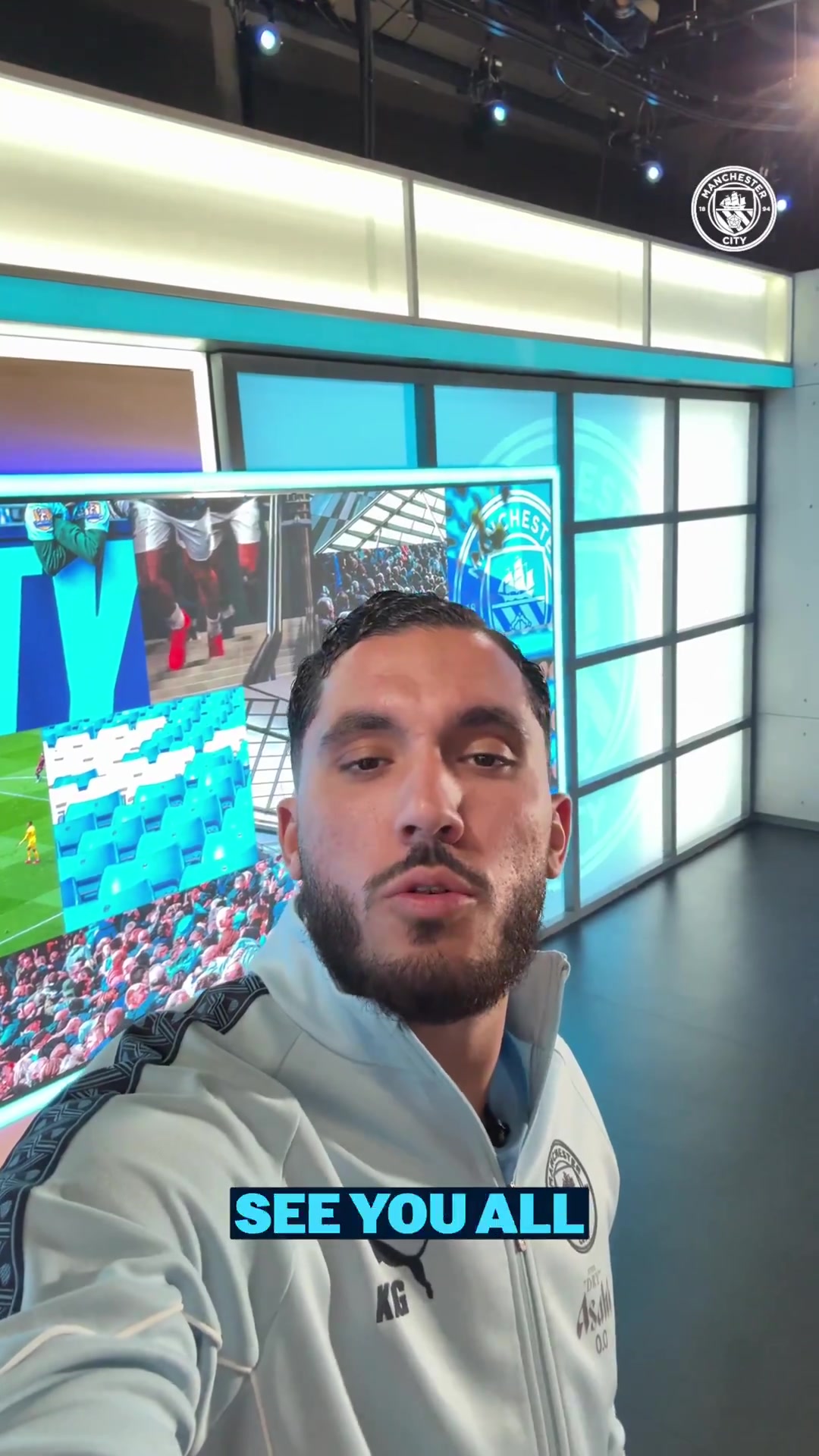 说得挺好！曼城新援谢尔基英语问好：城迷们，伊蒂哈德见